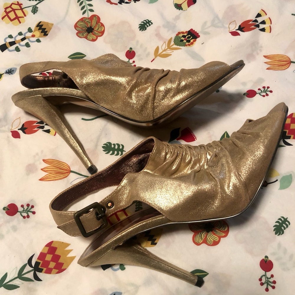 Vianni Collection gold heels. Size 10M.  Excellent condition.